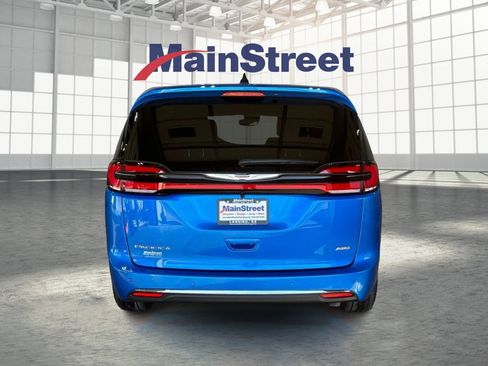 New 2026 Chrysler Pacifica Select image 4