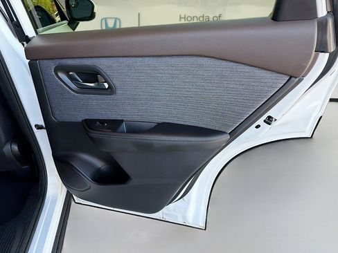 Used 2023 Nissan Rogue SV image 30