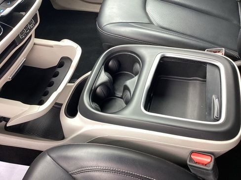 Used 2023 Chrysler Pacifica Touring-L image 34