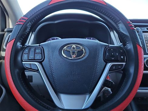 Used 2019 Toyota Highlander LE image 30