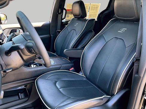 Used 2026 Chrysler Pacifica Limited w/ Uconnect Theater Family Group FWD image 7
