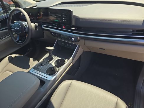 New 2026 Kia Carnival FWD image 11