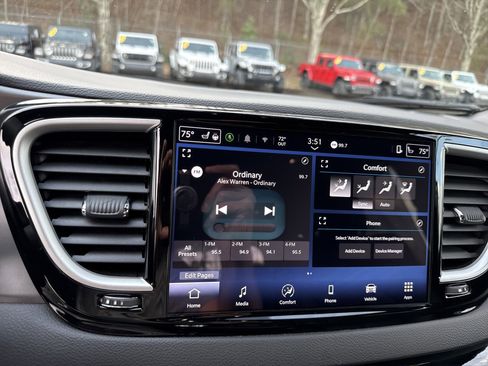 Used 2025 Chrysler Pacifica Select image 27