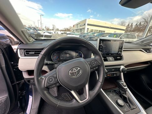 Used 2019 Toyota RAV4 Limited image 32