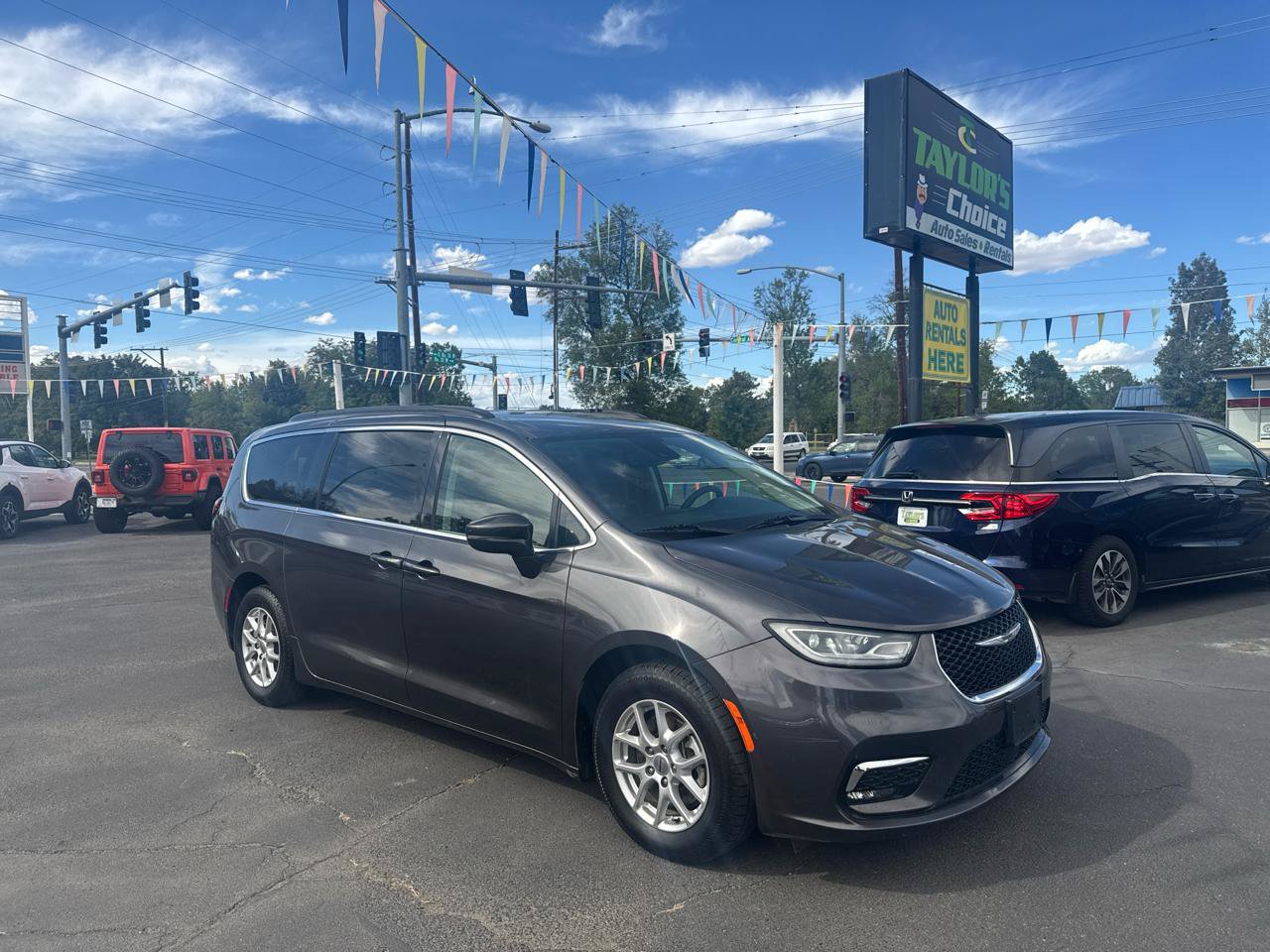 Used 2022 Chrysler Pacifica Touring-L FWD image 1