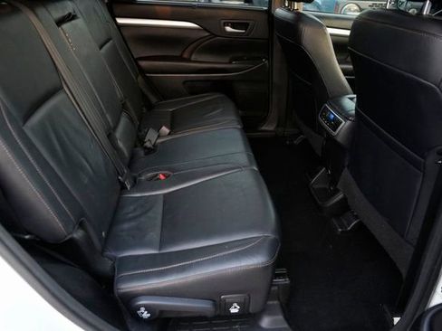 Used 2016 Toyota Highlander XLE image 16