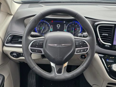 Used 2024 Chrysler Pacifica Touring-L FWD image 7