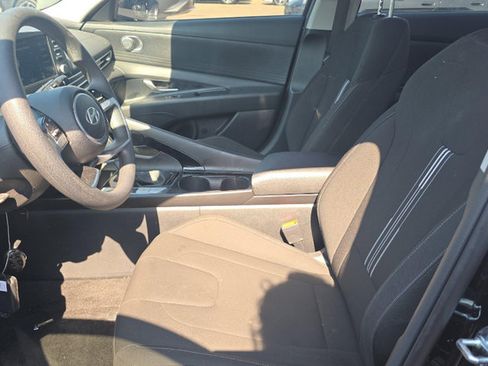 Used 2025 Hyundai Elantra Hybrid FWD image 5
