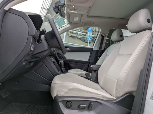 Certified 2020 Volkswagen Tiguan SE w/ Panoramic Sunroof Package image 2