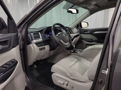 Used 2014 Toyota Highlander XLE AWD/4WD image 12