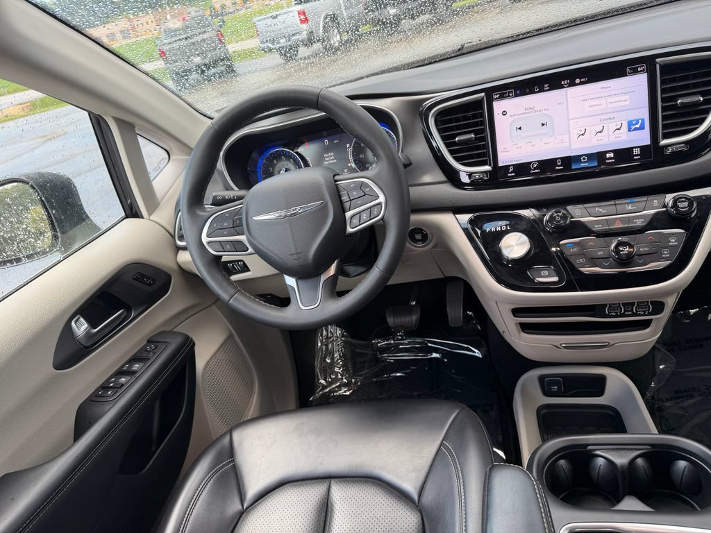Used 2023 Chrysler Pacifica Touring-L FWD image 24