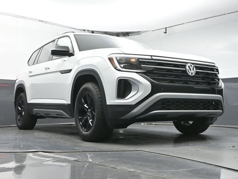 Used 2025 Volkswagen Atlas Peak Edition SE image 34