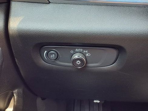 Used 2023 Chevrolet Traverse LT FWD image 19