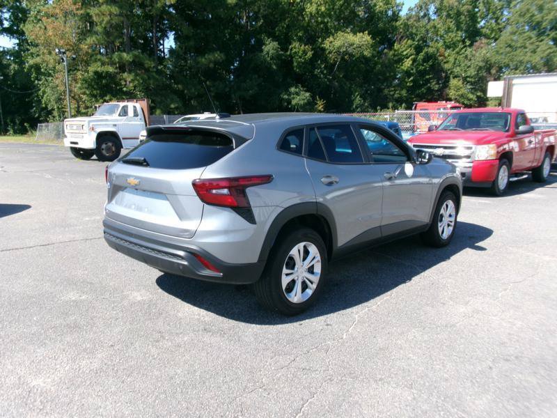 Used 2025 Chevrolet Trax LS w/ Driver Confidence Package FWD image 11