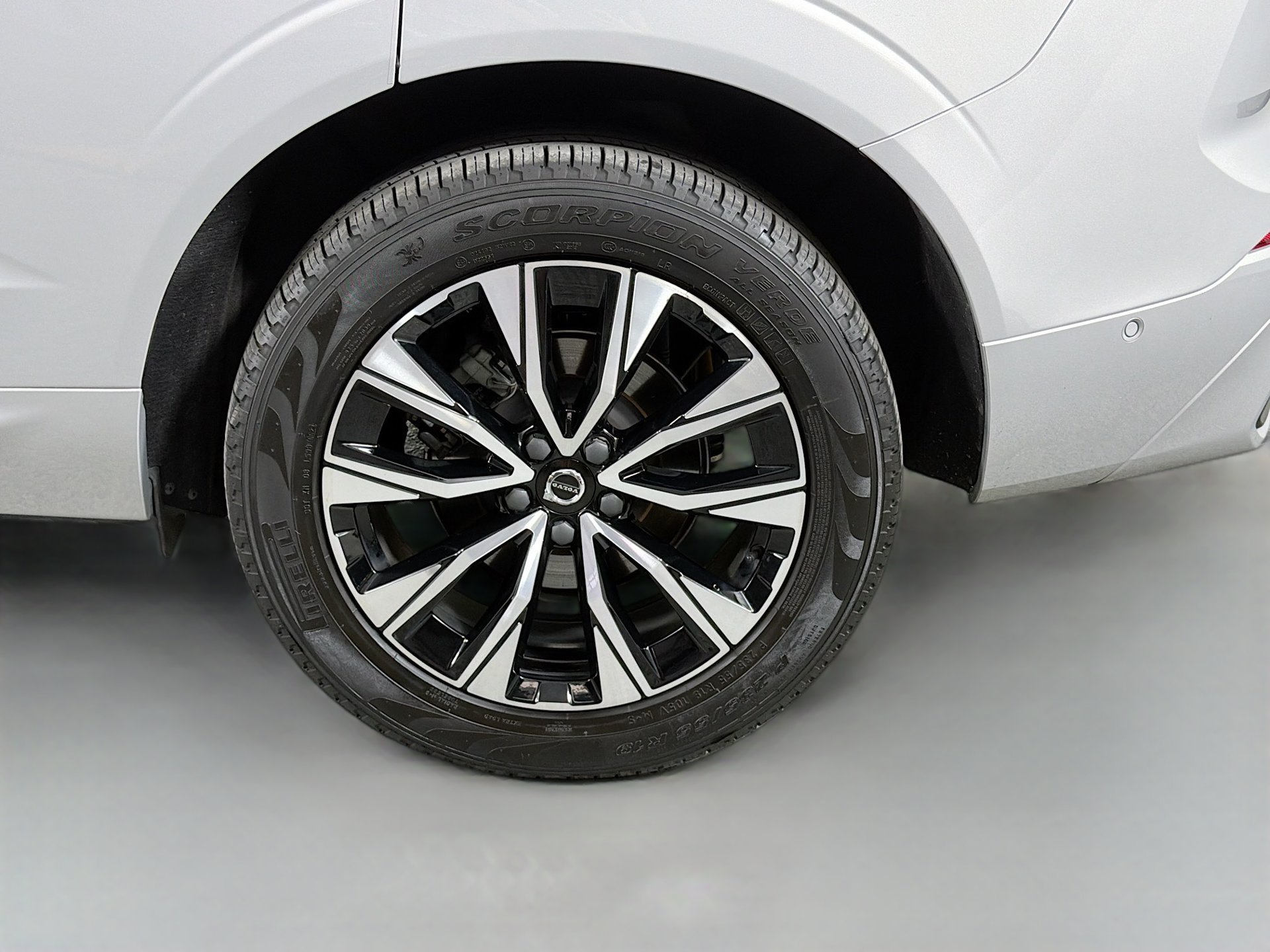 Certified 2023 Volvo XC60 B5 Plus w/ Protection Package Premier AWD/4WD image 28