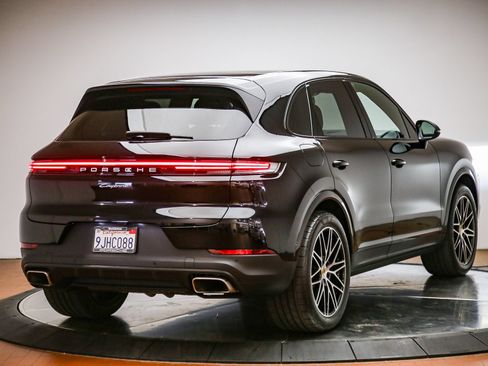 Certified 2024 Porsche Cayenne AWD/4WD image 7