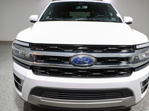 Used 2023 Ford Expedition Limited image 4