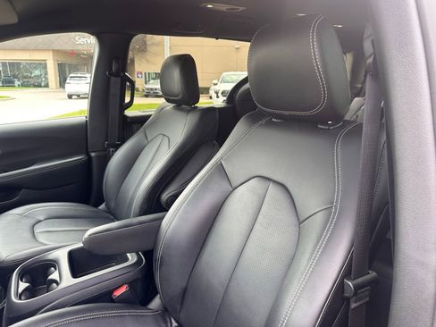 Used 2026 Chrysler Pacifica Select image 19