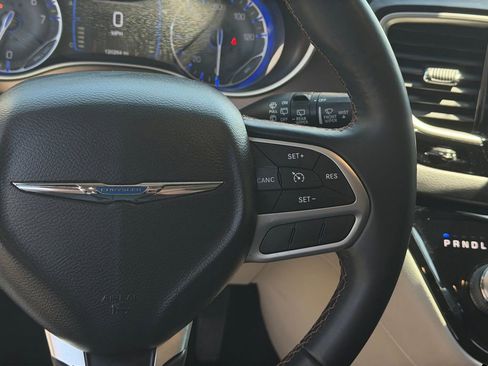 Used 2017 Chrysler Pacifica Touring-L FWD image 19