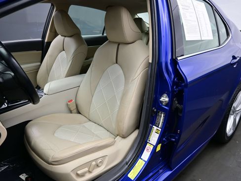 Used 2018 Toyota Camry XLE w/ Four Season Floor Mat Package FWD image 12