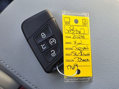 Certified 2024 Volkswagen Tiguan SE R-Line image 31