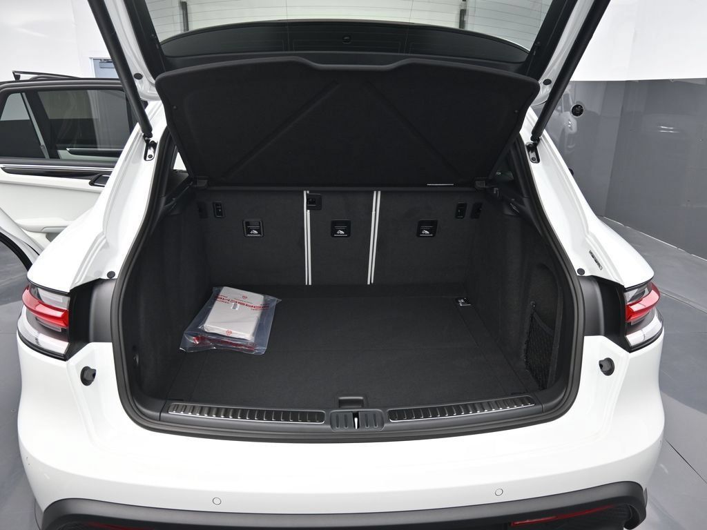 Certified 2025 Porsche Macan AWD/4WD image 23