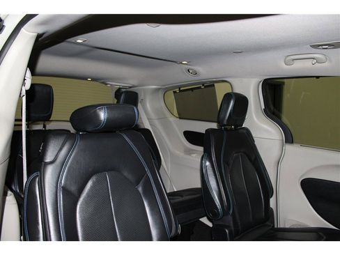 Used 2021 Chrysler Pacifica Touring-L image 23