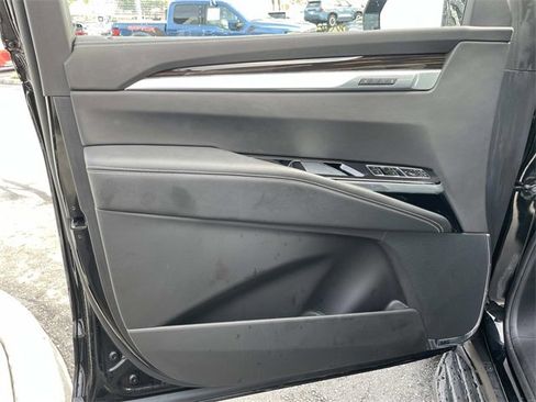 Used 2025 Cadillac Escalade ESV Premium Luxury image 18