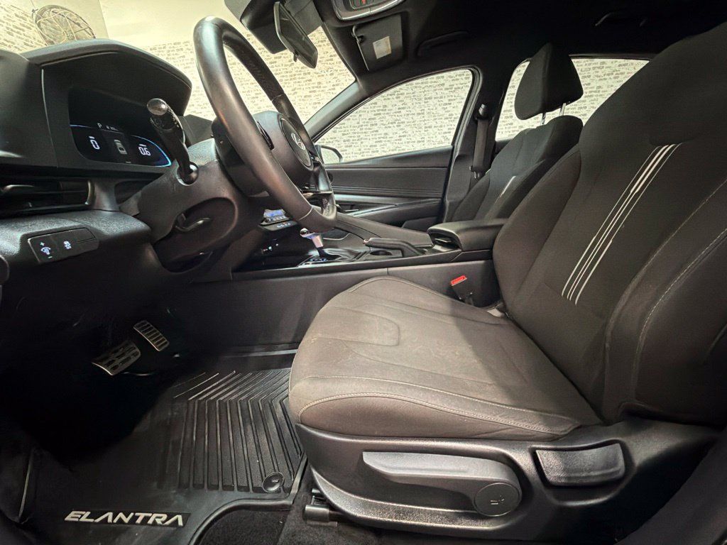 Certified 2025 Hyundai Elantra Sport FWD image 23
