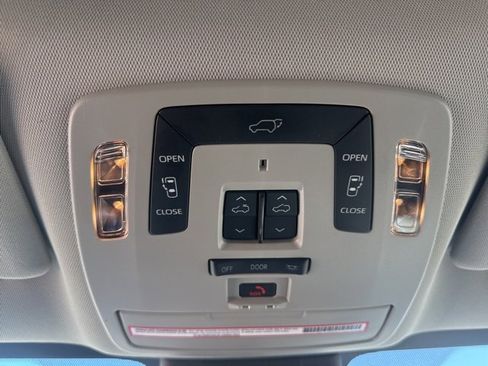 Used 2023 Toyota Sienna Limited image 27