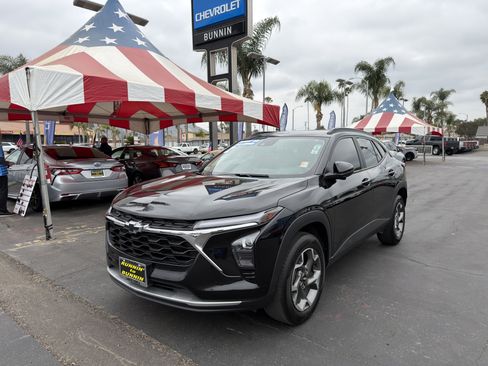 Used 2025 Chevrolet Trax LT FWD image 4