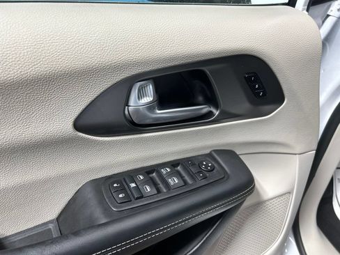 Used 2024 Chrysler Pacifica Limited FWD image 30