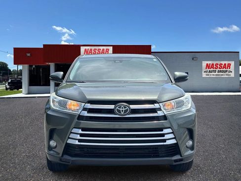 Used 2017 Toyota Highlander Plus AWD/4WD image 2