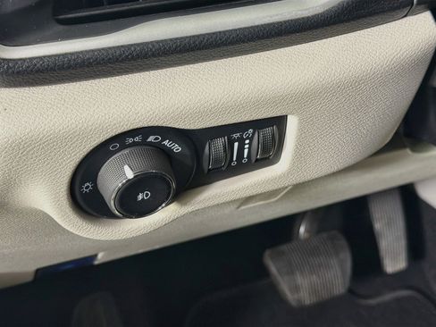 Used 2023 Chrysler Pacifica Touring-L FWD image 17