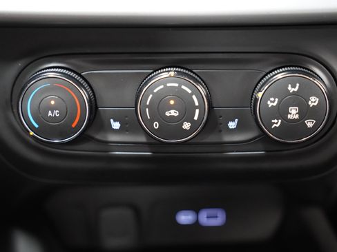 Used 2024 Chevrolet Trax RS FWD image 26