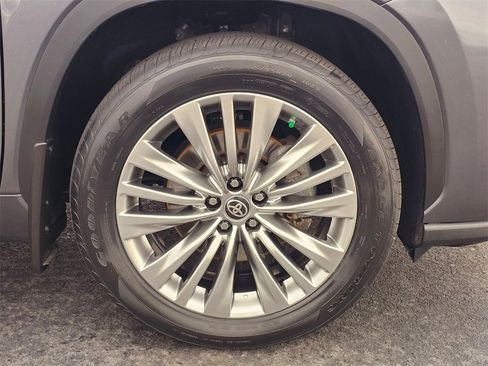 Used 2023 Toyota Highlander Platinum image 9