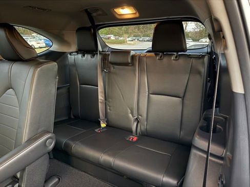 Used 2021 Toyota Highlander XLE image 28