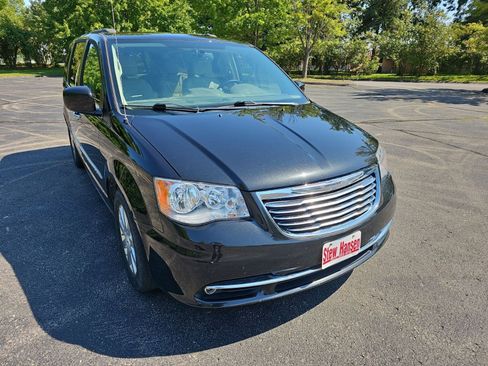 Used 2015 Chrysler Town & Country Touring w/ Driver Convenience Group FWD image 8
