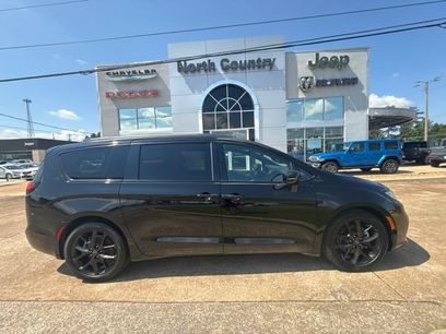 Used 2025 Chrysler Pacifica Limited w/ Uconnect Theater Family Group