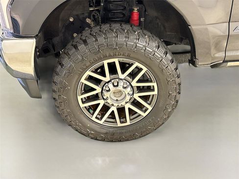 Used 2017 Ford F250 Lariat w/ Lariat Ultimate Package image 31