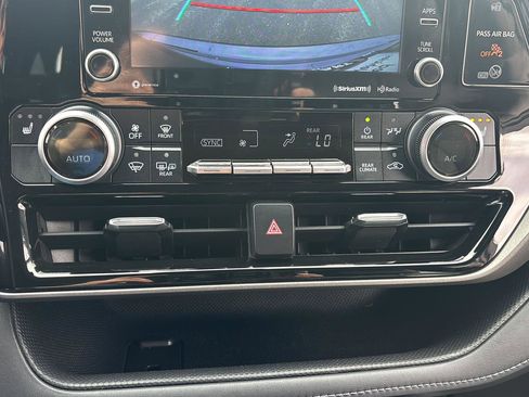 Used 2021 Toyota Highlander XLE image 34