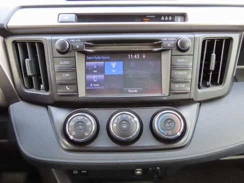 Used 2018 Toyota RAV4 LE image 21