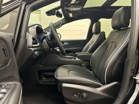 New 2027 Chrysler Pacifica Limited w/ S Appearance Package FWD image 7