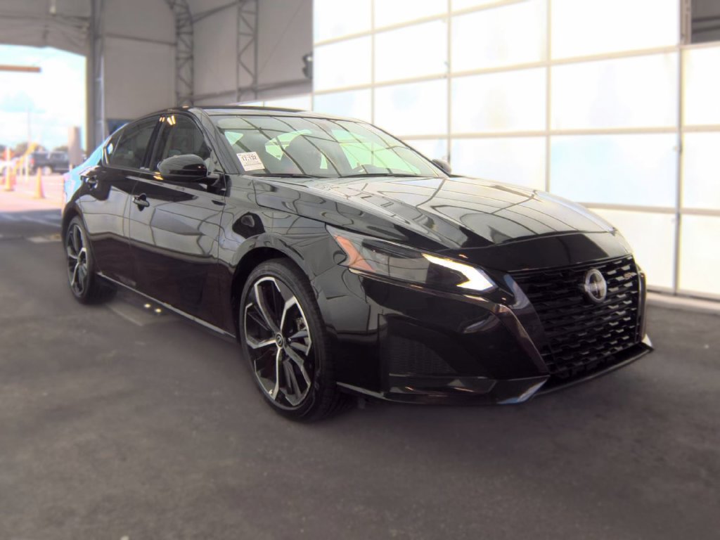 Used 2025 Nissan Altima 2.5 SR FWD image 3