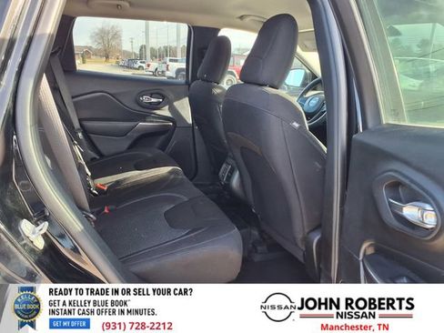 Used 2020 Jeep Cherokee Latitude w/ Mopar Interior Package image 17