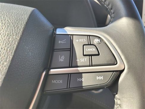 Used 2023 Toyota Highlander LE image 27