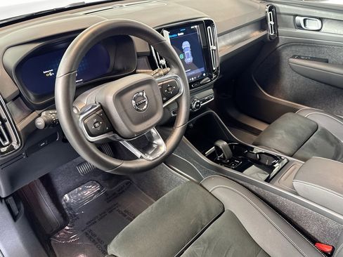 Used 2023 Volvo XC40 Recharge Plus image 9