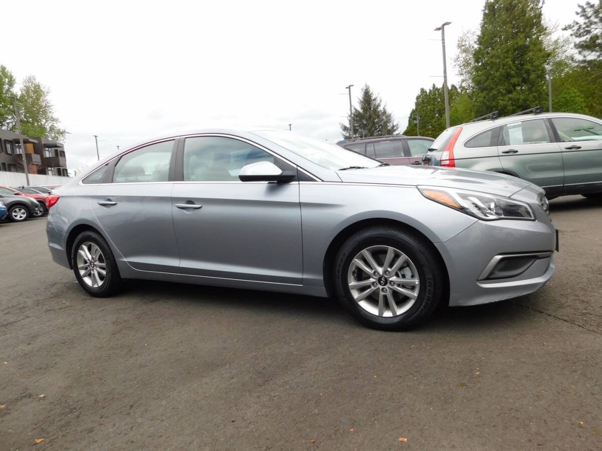 Used 2016 Hyundai Sonata SE FWD image 1
