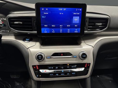Used 2023 Ford Explorer XLT AWD/4WD image 9