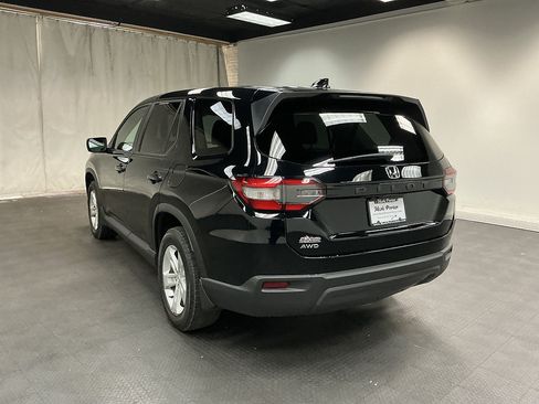 Used 2023 Honda Pilot LX image 3